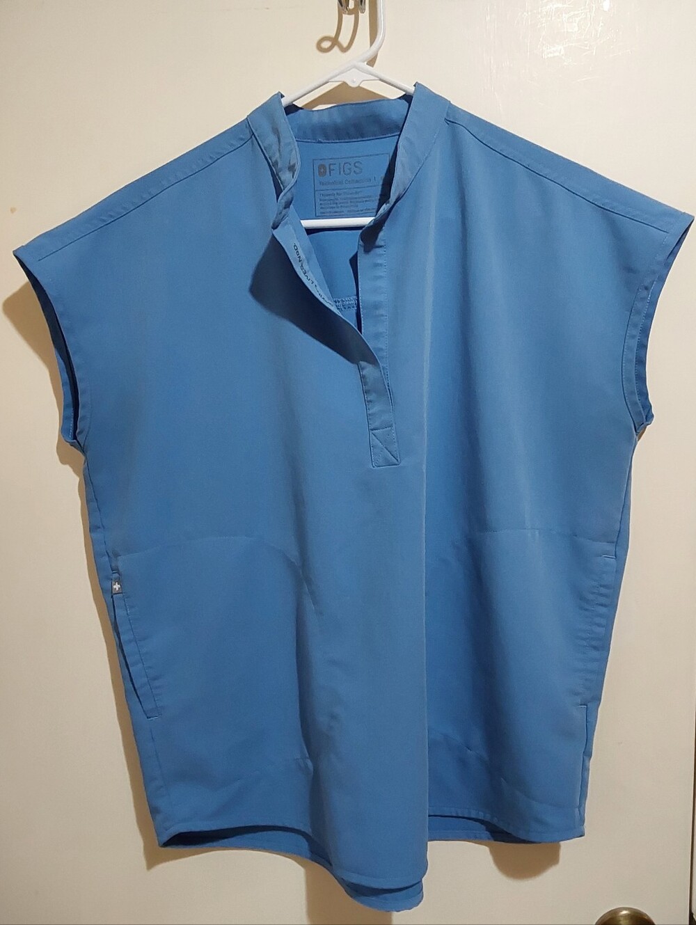 🌺 Like New Figs Tech Collection Sky Blue Sleeveless Scrub Top